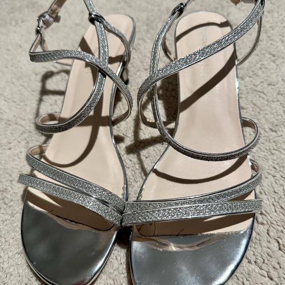 Here comes WEDDING season! Cute and comfy kitten-heel silver strappy shoes! 💍 - Picture 4 of 6